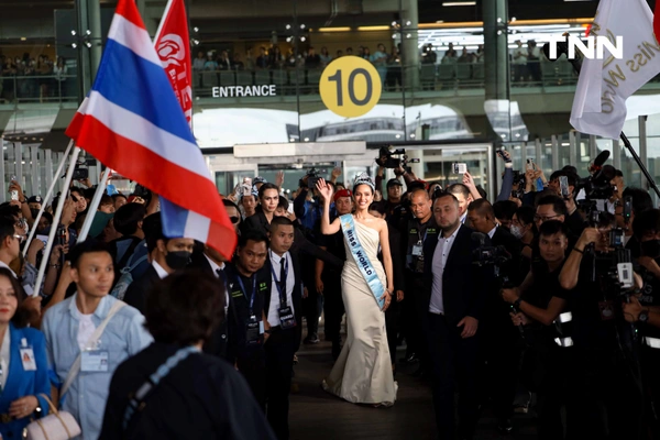 รูป-ประมวลภาพประวัติศาสตร์ขบวนแห่แห่งเกียรติยศ “โอปอล-สุชาตา” คนไทยรอรับแน่นถนนสุขุมวิท-8