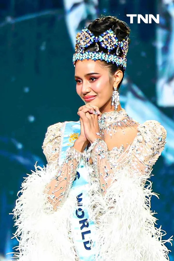 รูป-ประมวลภาพประวัติศาสตร์ขบวนแห่แห่งเกียรติยศ “โอปอล-สุชาตา” คนไทยรอรับแน่นถนนสุขุมวิท-56