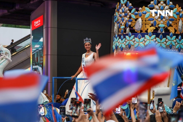 รูป-ประมวลภาพประวัติศาสตร์ขบวนแห่แห่งเกียรติยศ “โอปอล-สุชาตา” คนไทยรอรับแน่นถนนสุขุมวิท-16
