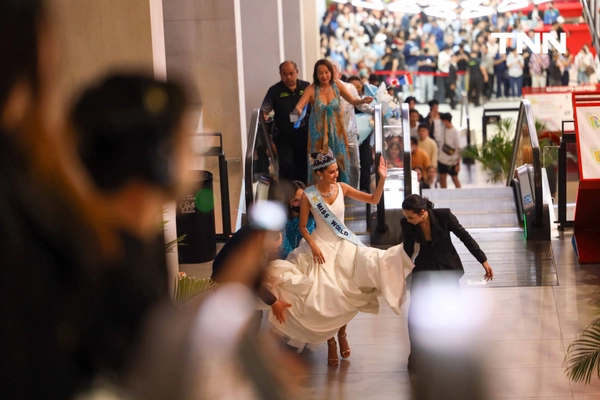 รูป-ประมวลภาพประวัติศาสตร์ขบวนแห่แห่งเกียรติยศ “โอปอล-สุชาตา” คนไทยรอรับแน่นถนนสุขุมวิท-17