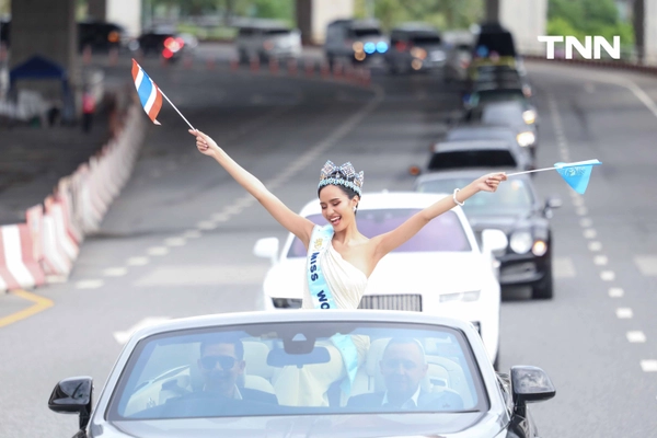 รูป-ประมวลภาพประวัติศาสตร์ขบวนแห่แห่งเกียรติยศ “โอปอล-สุชาตา” คนไทยรอรับแน่นถนนสุขุมวิท-9