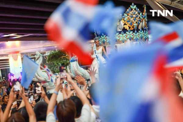 รูป-ประมวลภาพประวัติศาสตร์ขบวนแห่แห่งเกียรติยศ “โอปอล-สุชาตา” คนไทยรอรับแน่นถนนสุขุมวิท-15