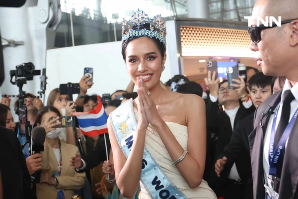 รูป-ประมวลภาพประวัติศาสตร์ขบวนแห่แห่งเกียรติยศ “โอปอล-สุชาตา” คนไทยรอรับแน่นถนนสุขุมวิท-27