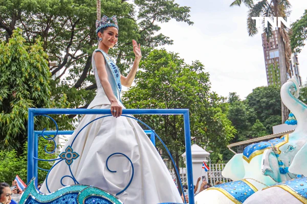 รูป-ประมวลภาพประวัติศาสตร์ขบวนแห่แห่งเกียรติยศ “โอปอล-สุชาตา” คนไทยรอรับแน่นถนนสุขุมวิท-11