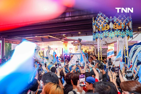 รูป-ประมวลภาพประวัติศาสตร์ขบวนแห่แห่งเกียรติยศ “โอปอล-สุชาตา” คนไทยรอรับแน่นถนนสุขุมวิท-47