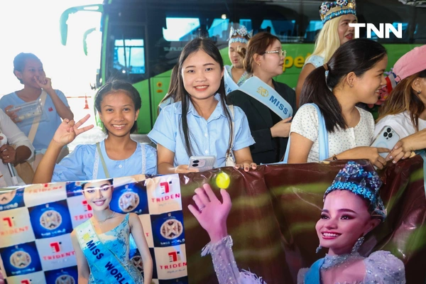 รูป-ประมวลภาพประวัติศาสตร์ขบวนแห่แห่งเกียรติยศ “โอปอล-สุชาตา” คนไทยรอรับแน่นถนนสุขุมวิท-23