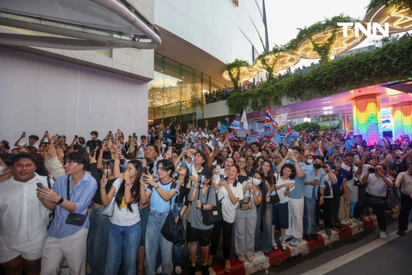 รูป-ประมวลภาพประวัติศาสตร์ขบวนแห่แห่งเกียรติยศ “โอปอล-สุชาตา” คนไทยรอรับแน่นถนนสุขุมวิท-46