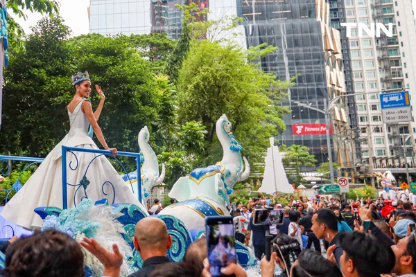 รูป-ประมวลภาพประวัติศาสตร์ขบวนแห่แห่งเกียรติยศ “โอปอล-สุชาตา” คนไทยรอรับแน่นถนนสุขุมวิท-12