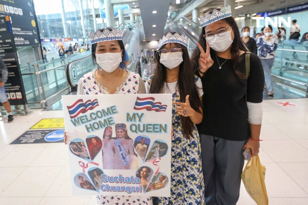 รูป-ประมวลภาพประวัติศาสตร์ขบวนแห่แห่งเกียรติยศ “โอปอล-สุชาตา” คนไทยรอรับแน่นถนนสุขุมวิท-21