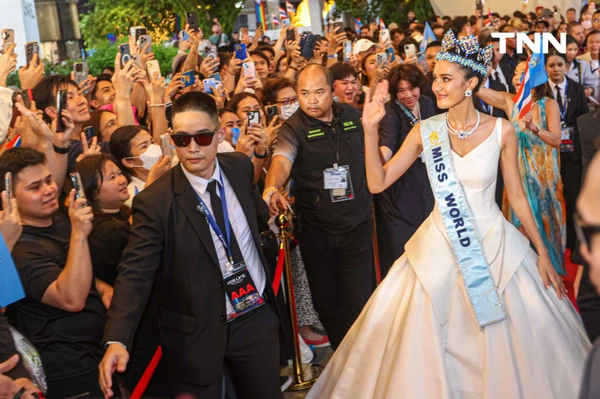 รูป-ประมวลภาพประวัติศาสตร์ขบวนแห่แห่งเกียรติยศ “โอปอล-สุชาตา” คนไทยรอรับแน่นถนนสุขุมวิท-48