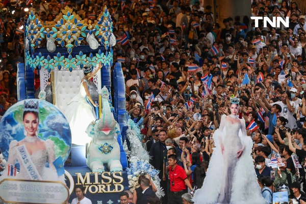 รูป-ประมวลภาพประวัติศาสตร์ขบวนแห่แห่งเกียรติยศ “โอปอล-สุชาตา” คนไทยรอรับแน่นถนนสุขุมวิท-42