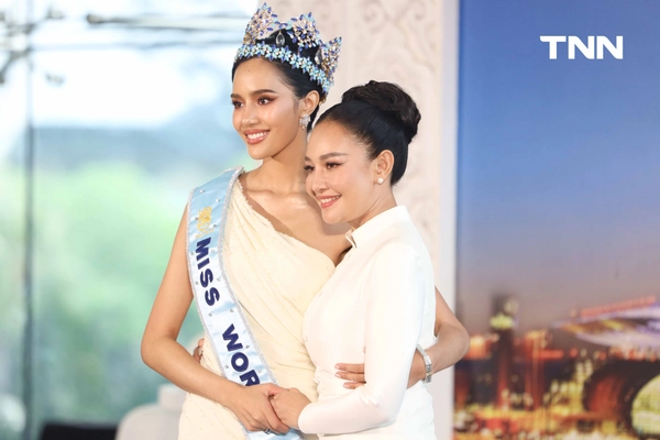 รูป-ประมวลภาพประวัติศาสตร์ขบวนแห่แห่งเกียรติยศ “โอปอล-สุชาตา” คนไทยรอรับแน่นถนนสุขุมวิท-6
