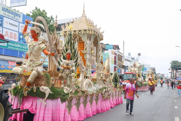 รูป-ตื่นตาประเพณีไทย นักท่องเที่ยวชมประเพณีแห่เทียนพรรษาจังหวัดอุบลราชธานี-31