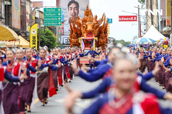 รูป-ตื่นตาประเพณีไทย นักท่องเที่ยวชมประเพณีแห่เทียนพรรษาจังหวัดอุบลราชธานี-5