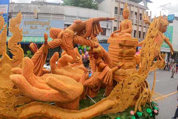 รูป-ตื่นตาประเพณีไทย นักท่องเที่ยวชมประเพณีแห่เทียนพรรษาจังหวัดอุบลราชธานี-13
