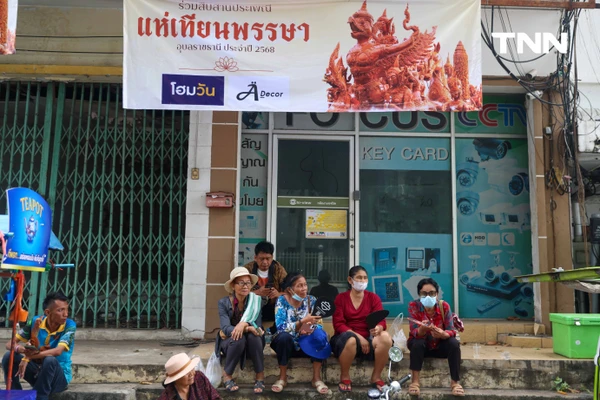 รูป-ตื่นตาประเพณีไทย นักท่องเที่ยวชมประเพณีแห่เทียนพรรษาจังหวัดอุบลราชธานี-16