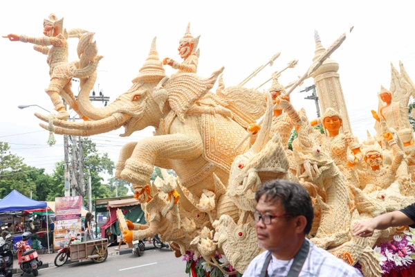 รูป-ตื่นตาประเพณีไทย นักท่องเที่ยวชมประเพณีแห่เทียนพรรษาจังหวัดอุบลราชธานี-34