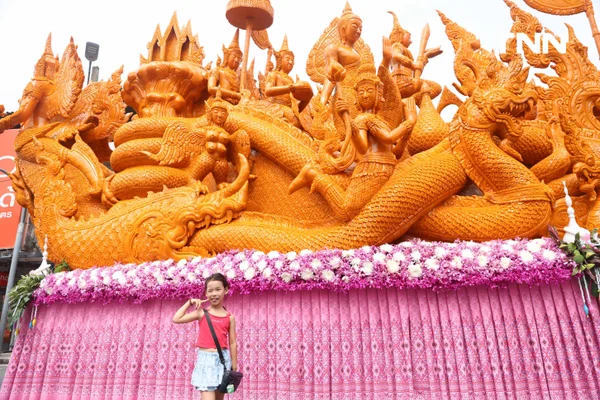 รูป-ตื่นตาประเพณีไทย นักท่องเที่ยวชมประเพณีแห่เทียนพรรษาจังหวัดอุบลราชธานี-25