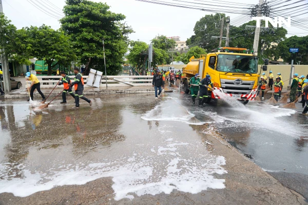 รูป-รวมพลังจิตอาสา เนื่องในวันเฉลิมพระชนมพรรษาพระบาทสมเด็จพระเจ้าอยู่หัว พัฒนาทำความสะอาดตรอกสาเก-15