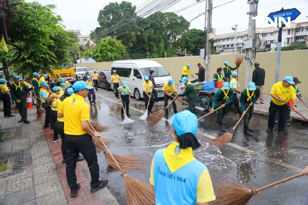 รูป-รวมพลังจิตอาสา เนื่องในวันเฉลิมพระชนมพรรษาพระบาทสมเด็จพระเจ้าอยู่หัว พัฒนาทำความสะอาดตรอกสาเก-13