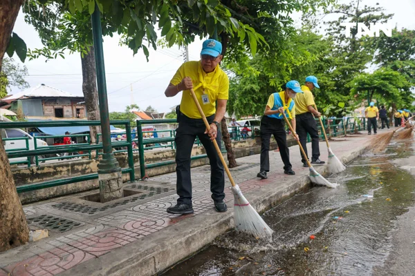 รูป-รวมพลังจิตอาสา เนื่องในวันเฉลิมพระชนมพรรษาพระบาทสมเด็จพระเจ้าอยู่หัว พัฒนาทำความสะอาดตรอกสาเก-9