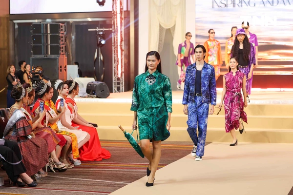 รูป-“Inspiring  Andaman Textile 2025 ” โชว์ชุดผ้าไทยร่วมสมัยจากต้นทุนทางศิลปวัฒนธรรมภาคใต้ฝั่งอันดามัน-28