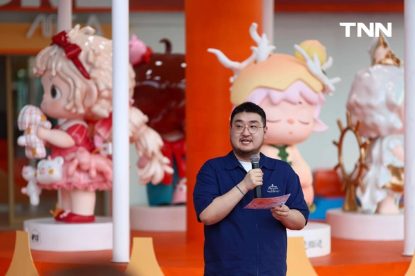 รูป-ไอคอนสยาม จับมือ HEYONE และ MORE THAN ARTS & TOYS เนรมิตดินแดนแสนสนุกสุดน่ารักเปิด Pop-up Store ที่ใหญ่ที่สุดริมแม่น้ำเจ้าพระยา -1
