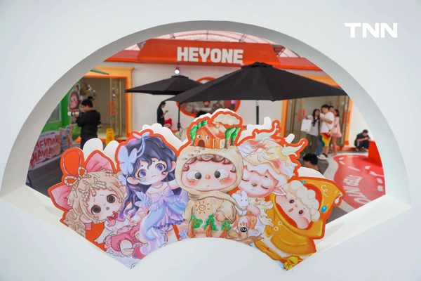 รูป-ไอคอนสยาม จับมือ HEYONE และ MORE THAN ARTS & TOYS เนรมิตดินแดนแสนสนุกสุดน่ารักเปิด Pop-up Store ที่ใหญ่ที่สุดริมแม่น้ำเจ้าพระยา -12