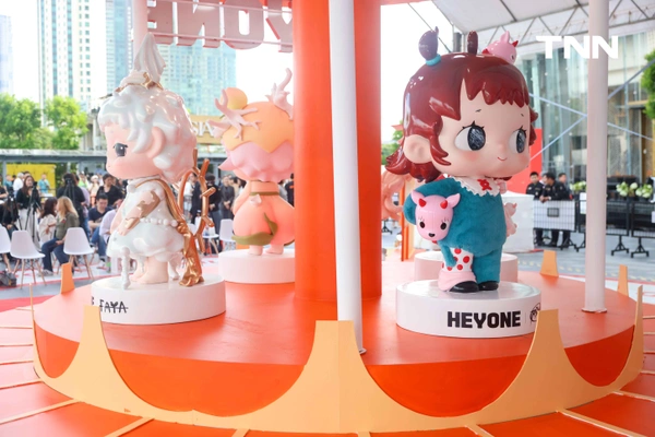 รูป-ไอคอนสยาม จับมือ HEYONE และ MORE THAN ARTS & TOYS เนรมิตดินแดนแสนสนุกสุดน่ารักเปิด Pop-up Store ที่ใหญ่ที่สุดริมแม่น้ำเจ้าพระยา -15