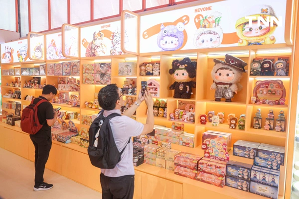 รูป-ไอคอนสยาม จับมือ HEYONE และ MORE THAN ARTS & TOYS เนรมิตดินแดนแสนสนุกสุดน่ารักเปิด Pop-up Store ที่ใหญ่ที่สุดริมแม่น้ำเจ้าพระยา -17