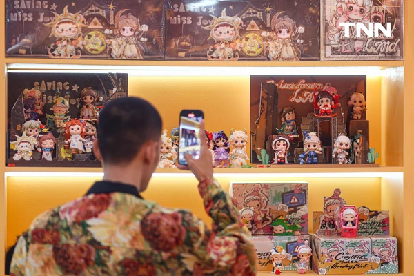 รูป-ไอคอนสยาม จับมือ HEYONE และ MORE THAN ARTS & TOYS เนรมิตดินแดนแสนสนุกสุดน่ารักเปิด Pop-up Store ที่ใหญ่ที่สุดริมแม่น้ำเจ้าพระยา -3