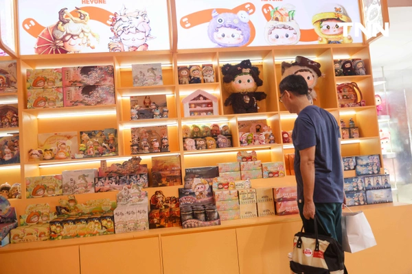รูป-ไอคอนสยาม จับมือ HEYONE และ MORE THAN ARTS & TOYS เนรมิตดินแดนแสนสนุกสุดน่ารักเปิด Pop-up Store ที่ใหญ่ที่สุดริมแม่น้ำเจ้าพระยา -20