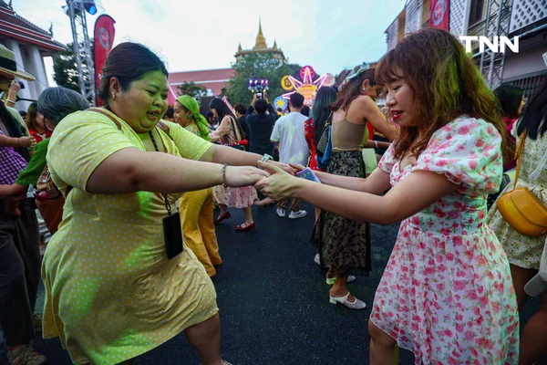รูป-เต้นสวิงและจังหวะแจ๊ส ผสานดนตรีหมอลำ ในงานวัดวินเทจ "ภูเขาทอง สวิงพาเพลิน"-18
