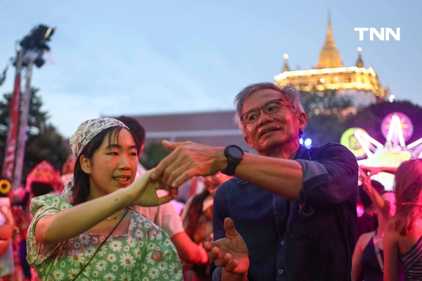 รูป-เต้นสวิงและจังหวะแจ๊ส ผสานดนตรีหมอลำ ในงานวัดวินเทจ "ภูเขาทอง สวิงพาเพลิน"-6