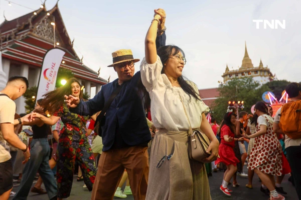รูป-เต้นสวิงและจังหวะแจ๊ส ผสานดนตรีหมอลำ ในงานวัดวินเทจ "ภูเขาทอง สวิงพาเพลิน"-11