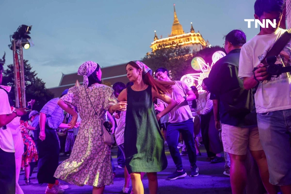 รูป-เต้นสวิงและจังหวะแจ๊ส ผสานดนตรีหมอลำ ในงานวัดวินเทจ "ภูเขาทอง สวิงพาเพลิน"-7