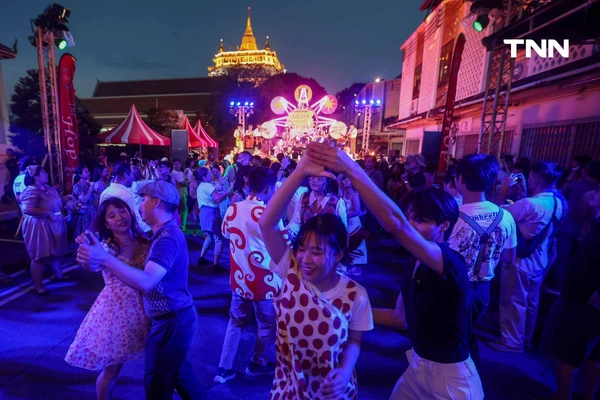 รูป-เต้นสวิงและจังหวะแจ๊ส ผสานดนตรีหมอลำ ในงานวัดวินเทจ "ภูเขาทอง สวิงพาเพลิน"-8