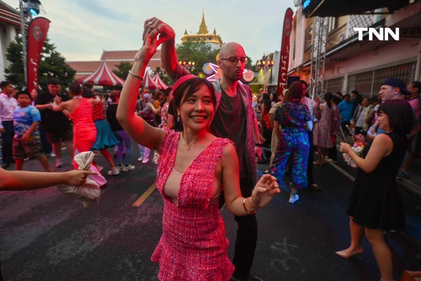 รูป-เต้นสวิงและจังหวะแจ๊ส ผสานดนตรีหมอลำ ในงานวัดวินเทจ "ภูเขาทอง สวิงพาเพลิน"-12