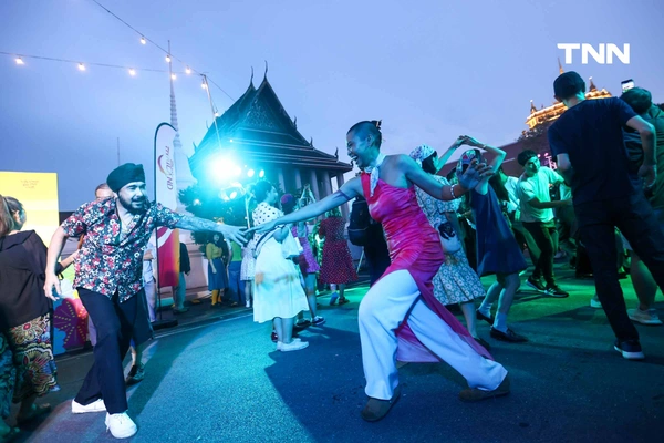 รูป-เต้นสวิงและจังหวะแจ๊ส ผสานดนตรีหมอลำ ในงานวัดวินเทจ "ภูเขาทอง สวิงพาเพลิน"-16