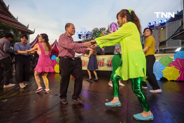 รูป-เต้นสวิงและจังหวะแจ๊ส ผสานดนตรีหมอลำ ในงานวัดวินเทจ "ภูเขาทอง สวิงพาเพลิน"-9