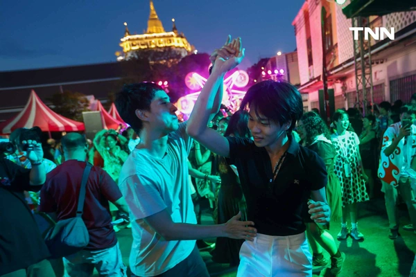 รูป-เต้นสวิงและจังหวะแจ๊ส ผสานดนตรีหมอลำ ในงานวัดวินเทจ "ภูเขาทอง สวิงพาเพลิน"-17