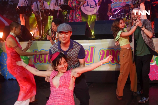 รูป-เต้นสวิงและจังหวะแจ๊ส ผสานดนตรีหมอลำ ในงานวัดวินเทจ "ภูเขาทอง สวิงพาเพลิน"-14