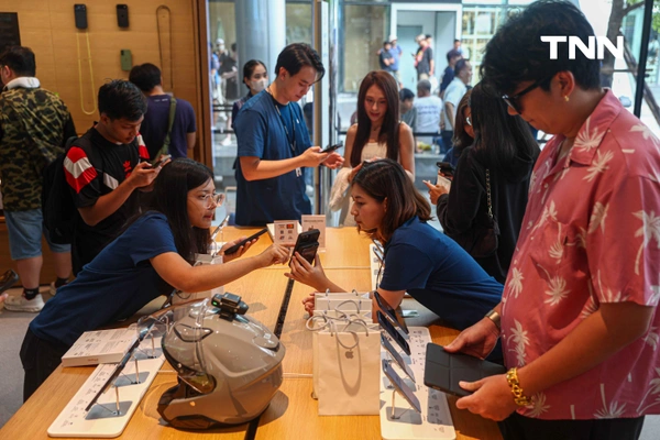 รูป-สาวกไอโฟนรวมตัวคึกคัก เปิดขาย iPhone 17 วันแรก-10