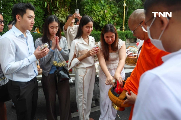 รูป-ตักบาตรเทโวพระสงฆ์ 108 รูป วันออกพรรษา พุทธศาสสนิกชนแน่นภูเขาทอง-8