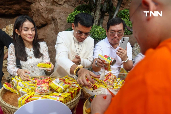 รูป-ตักบาตรเทโวพระสงฆ์ 108 รูป วันออกพรรษา พุทธศาสสนิกชนแน่นภูเขาทอง-27