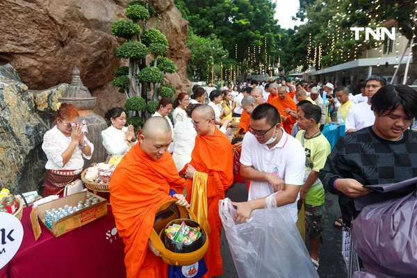 รูป-ตักบาตรเทโวพระสงฆ์ 108 รูป วันออกพรรษา พุทธศาสสนิกชนแน่นภูเขาทอง-29