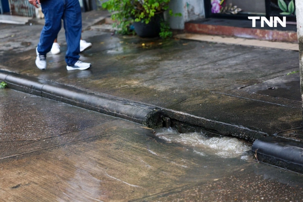รูป-ระดับน้ำเพิ่มสูงขึ้น เฝ้าระวังฝนตกหนัก และน้ำท่วมรอการระบายในพื้นที่ชุมชน-15