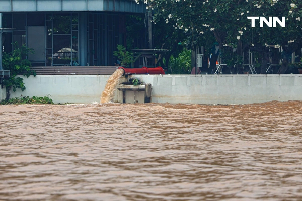 รูป-ระดับน้ำเพิ่มสูงขึ้น เฝ้าระวังฝนตกหนัก และน้ำท่วมรอการระบายในพื้นที่ชุมชน-6