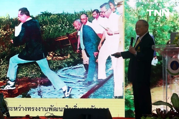 รูป-“ในหลวงรัชกาลที่ 9 ในดวงใจ” ของ ดร.สุเมธ ตันติเวชกุล-13