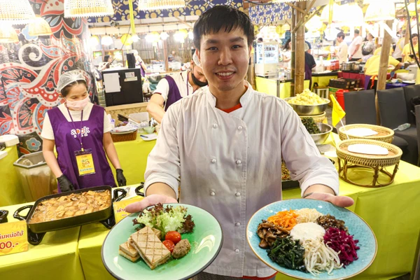 รูป-ไอคอนสยาม - เมืองสุขสยาม กินเจคึกคัก ชูอาหารฟิวชั่น “ฟัวกราส์เจ-สปาเก็ตตี้ซอสหลนน้ำชุบหยำเจ” เปิดมิติใหม่เทศกาลกินเจ-23